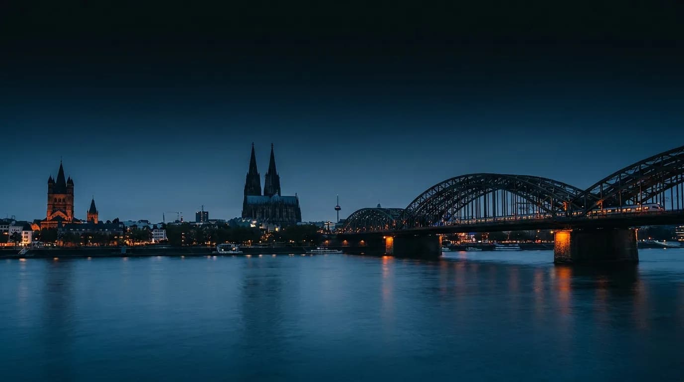 Kölner Skyline zur blauen Stunde mit Dom und Hohenzollernbrücke am Rhein